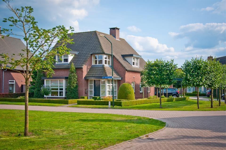 PATER DE KONINGSTRAAT 2 VEGHEL, ZIJTAART VRAAGPRIJS 479.000 K.K. OMSCHRIJVING Mooi vrij gelegen, luxe afgewerkte, energiezuinige, vrijstaande woning met een leefkeuken, serre, ruime garage en een mogelijkheid voor een kantoor/praktijk/salon aan huis.