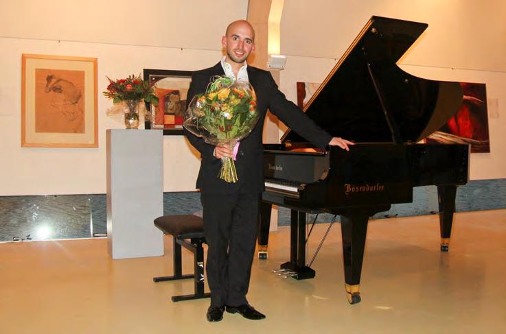 In 2015 ontving hij zowel bij het Internationaal Pianoconcours van Lagny-sur-Marne (Frankrijk) als het Seattle Internationaal Pianoconcours (VS) een 2e prijs.