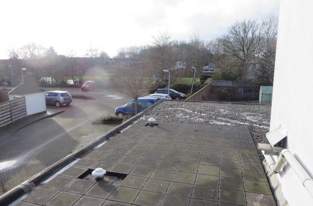 Ligging en indeling Tuin Er is een achterplaats waar van de zon genoten kan worden. Balkon Op de verdieping is aan de achterzijde een groot dakterras (5.35 nx 2.