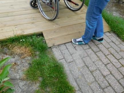 Het terras van de Theeschenkerij is voorzien van een houten vlonder (ca 7 cm