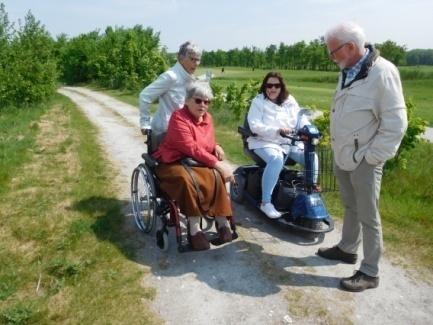 1. Breng vanaf de golfbaan een ommetje aan zonder obstakels, dat geschikt is om met de rolstoel te berijden.