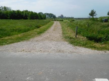 Bentwoud West (wandelpad) 37. De paden bestaan uit grof gemalen puin en zijn niet berijdbaar voor rolstoelen. 37.1. Zorg dat er tenminste één wandelroute geschikt is voor rolstoelgebruikers.