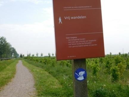 4. Bevindingen en advies Wandelpaden 1. De toegangspaden zijn voorzien van borden met voorwaarden voor het gebruik van de wandelpaden.