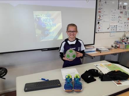 Let bij de kledingkeuze wel op wat de weersverwachting is. Groep 6: Hallo allemaal, dit is het schooljournaal van Luuk en Daaf.