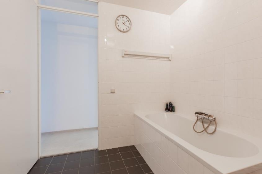 In de riante badkamer is ruimte voor alle voorzieningen: een ligbad met handdouche