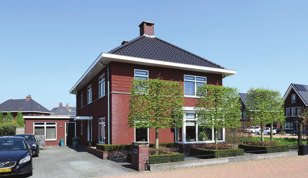 Vraagprijs e 1.095.000,-- k.k. Statige en ambachtelijk gebouwde villa op een toplocatie aan het water in de prachtige wijk Waterhoven.