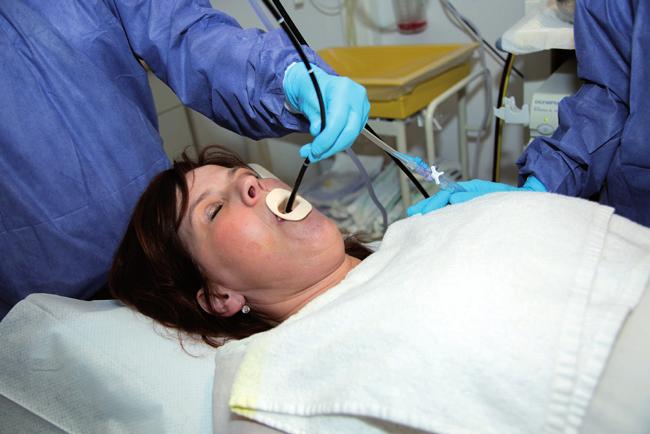Gebeurt het onderzoek via de mond, dan krijgt u een plastic ring tussen uw tanden. Dit is bedoeld om de kwetsbare bronchoscoop te beschermen.