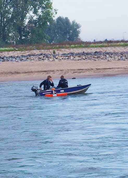 Timo de Ruijsscher, promovendus aan de Wageningen Universiteit, onderzoekt samen met hoogleraar Ton Hoitink de effecten van langsdammen op het zandtransport en de stromingspatronen in de Waal.