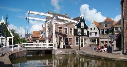 Er zijn prachtige monumenten, zoals het raadhuis en oude huisjes in Zaanse stijl. Vanaf Den Haag is het een uur rijden naar hotel De Rijper Eilanden, aan de rand van dit dorp.