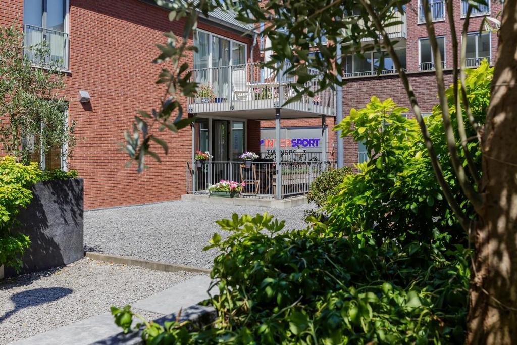 3-kamer appartement om de hoek van het Rijnplein Fraaie afwerking én een eigen parkeerplaats in de ondergelegen garage Heerlijk wonen met een prachtig uitzicht over de gezellige St.