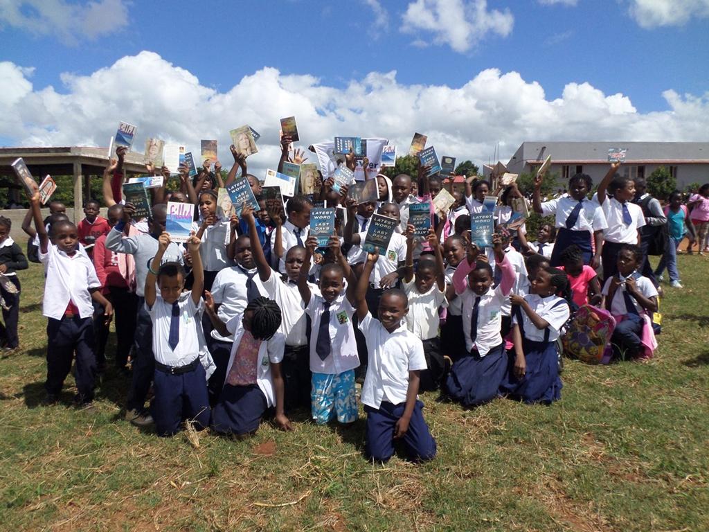 Bijbel en lectuur- 20 verspreiding Mozambique In 2017 hebben we weer een container met Bijbels en geestelijke lectuur verspreid in Mozambique.