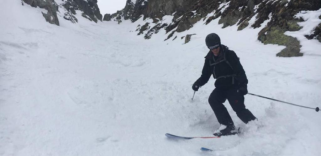 TECHNIEK Afdaaltechniek: Je skiet of board stabiel, vlot en makkelijk de zwarte piste af. Heel sporadisch val je nog wel eens op de piste.