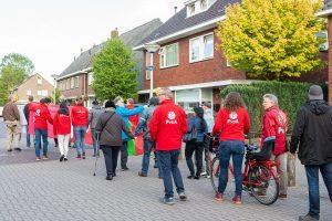 Aan de bijeenkomst ging een demonstratieve optocht in de omgeving van wijkcentrum de Roef vooraf, waaraan zo n 60 mensen deelnamen.