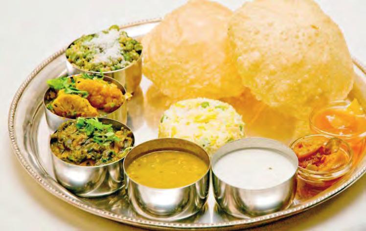 Thali s Traditioneel Indiase specialiteiten Verschillende gerechten op een schaal. Different dishes on a plate 75.Vegetable Thali 19.
