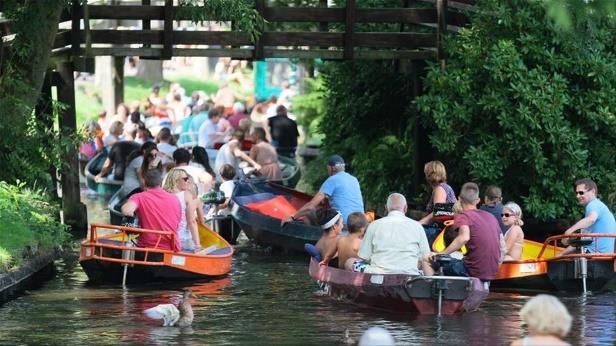 Bij buitenlandse toeristen staat Giethoorn vooral bekend als het dorp zonder straten. Dit Hollandse Venetië is het best te bekijken tijdens een vaartocht per fluisterboot, kano of verzorgde rondvaart.