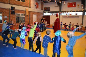 Sinterklaas 80 kinderen waren druk in de weer met het pepernootlied en het commando spel toen Sinterklaas de dojo