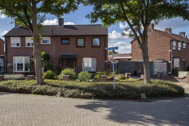 OMSCHRIJVING PAND Poppestraat 41a te Sint Willebrord betreft een uitgebouwde 2/1 kap woning met garage, gelegen op een rustige locatie in een woonwijk.