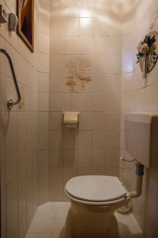 Toilet vloer: wanden: plafond: