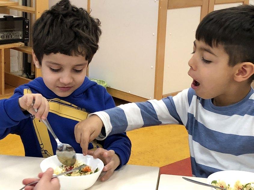 Kinderen leren niet vanzelf groente eten, maar door mee te helpen aan de maaltijd krijg je meer besef van wat je eet.