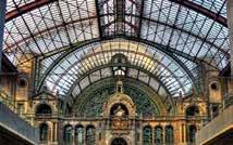 Met een gigantisch aanbod van stijlvolle modewinkels, bijzondere musea, architectuur, heerlijke restaurants en gezellige barretjes is Antwerpen een fantastische ervaring.