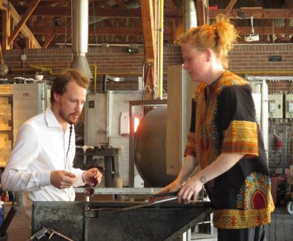 VERSLAG DAGTOCHT LEERDAM WOENSDAG 11 MEI 2016 (Ria Bekkers) Onder leiding van de kersverse reisorganisatoren Paula, Nellie en Hans vertrokken we woensdag 11 mei met 31 personen voor een mooi reisje