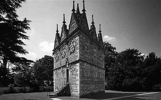 Triangular Lodge Nabij Rushton in Engeland staat een bijzonder gebouw: Triangular Lodge.