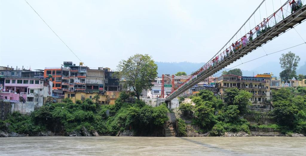 23 oktober Ochtend: meditatie en yoga Middag: wandeling naar Laxman Jula Rishikesh bestaat uit twee kleine dorpen gelegen rond de twee hangbruggen (Jhula s) die de beide oevers van de rivier met