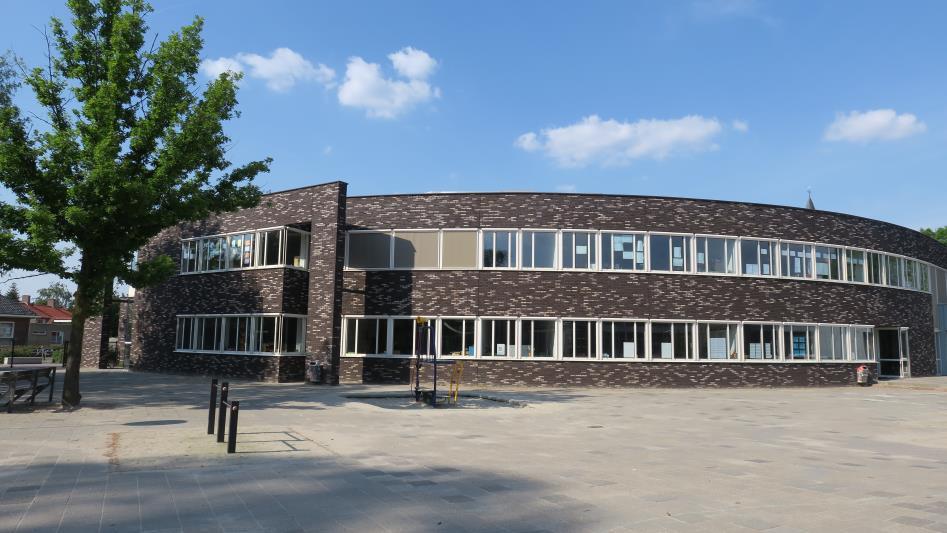 1. De school en haar omgeving Onze school ligt aan de Jan van Amstelstraat in Schijndel en richt zich vooral op het gebied Schijndel Noord. De school maakt gebruik van de inpandige sporthal.