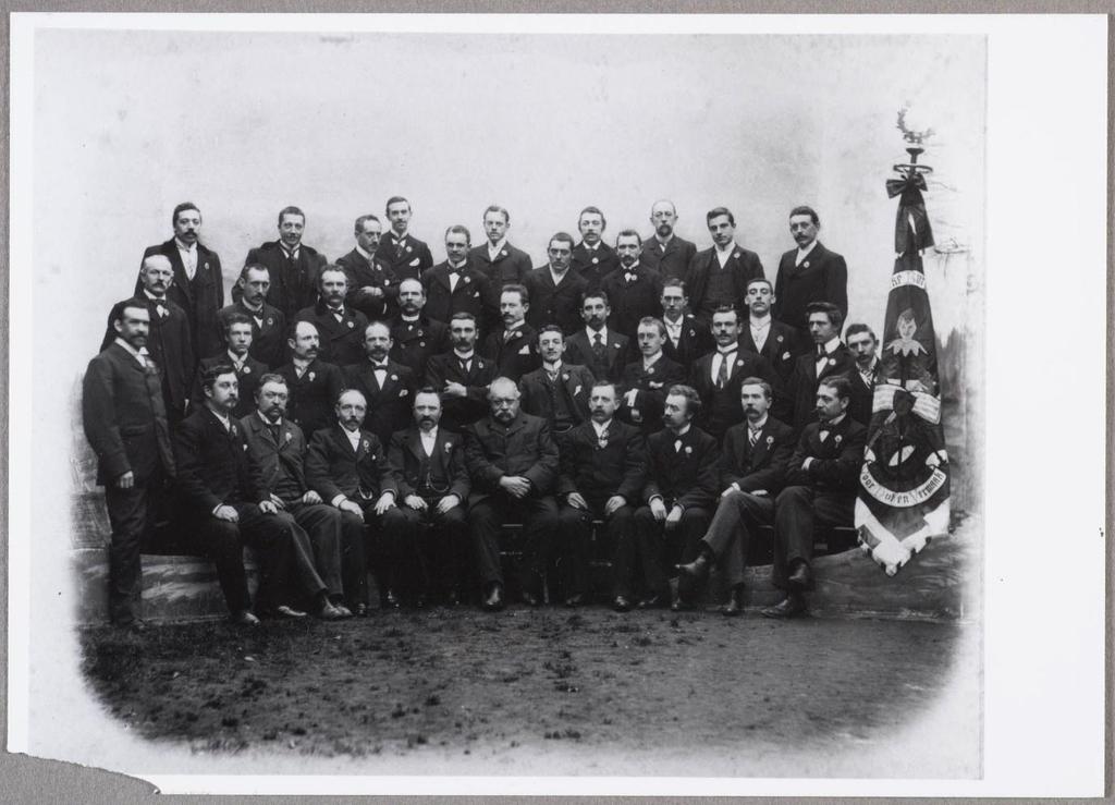 Foto 4: Groepsfoto uit 1903 van de toneelgroep 'Voor nut en vermaak' van de Katholieke Burgersgilde, met voorzitter Eugeen van Steenkiste midden vooraan 5.