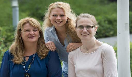 Van links naar rechts: Judith Lutgerink, Jorine Littel, Femmy van Schetsen van SWN en Henrieke Weerheim en Martine Parre van Het Venster. Jorine Luttel is jeugd en jongeren consulent.