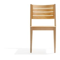 Een multifunctionele stoelenserie van hout die veelzijdig inzetbaar is in de sociale sector en de gezondheidszorg en in de horeca.