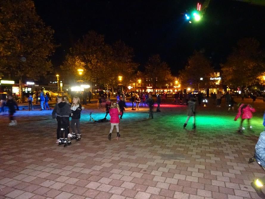 Discoskaten! Op vrijdag 22 en 29 maart gaan we weer discoskaten op het St. Agathaplein in Boekel. Het discolicht en discotheek gaan aan, ons kraampje gaat open en de pret kan beginnen.