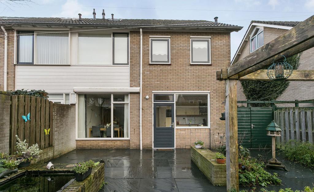 Raadhuisstraat 87 Rosmalen Deze royale hoekwoning is aantrekkelijk gelegen in de kom van het dorp en biedt een zee van ruimte en licht door de grote raampartijen. De indeling is heel praktisch.