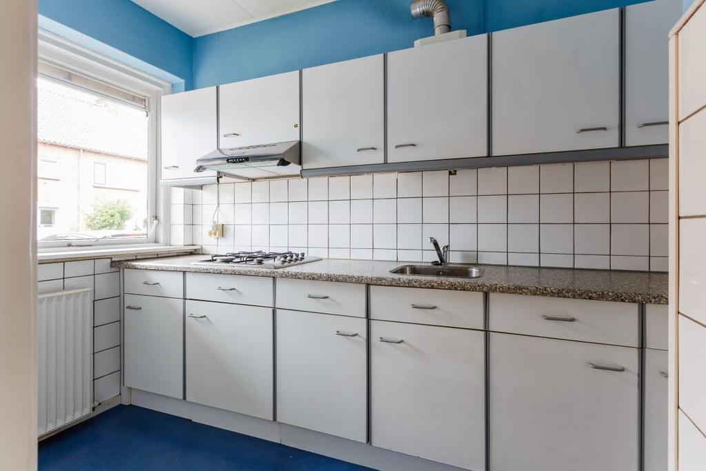 De keuken: De keuken is eenvoudig uitgevoerd met een wit keukenblok met een