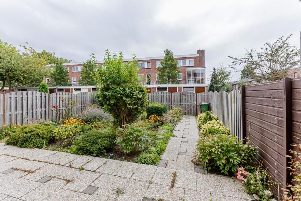 Tuin: Het appartement heeft uitzonderlijk grote tuin. De heerlijke zonligging op het zuiden maakt het plaatje compleet.