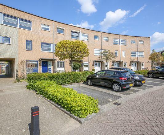 orzijde van de woning, u betreedt de woning via de hal v.v. meterkast, toilet, trapopgang naar de 1e verdieping en toegang tot de keuken en woonkamer v.v. schuifpui naar de tuin aan de achterzijde.