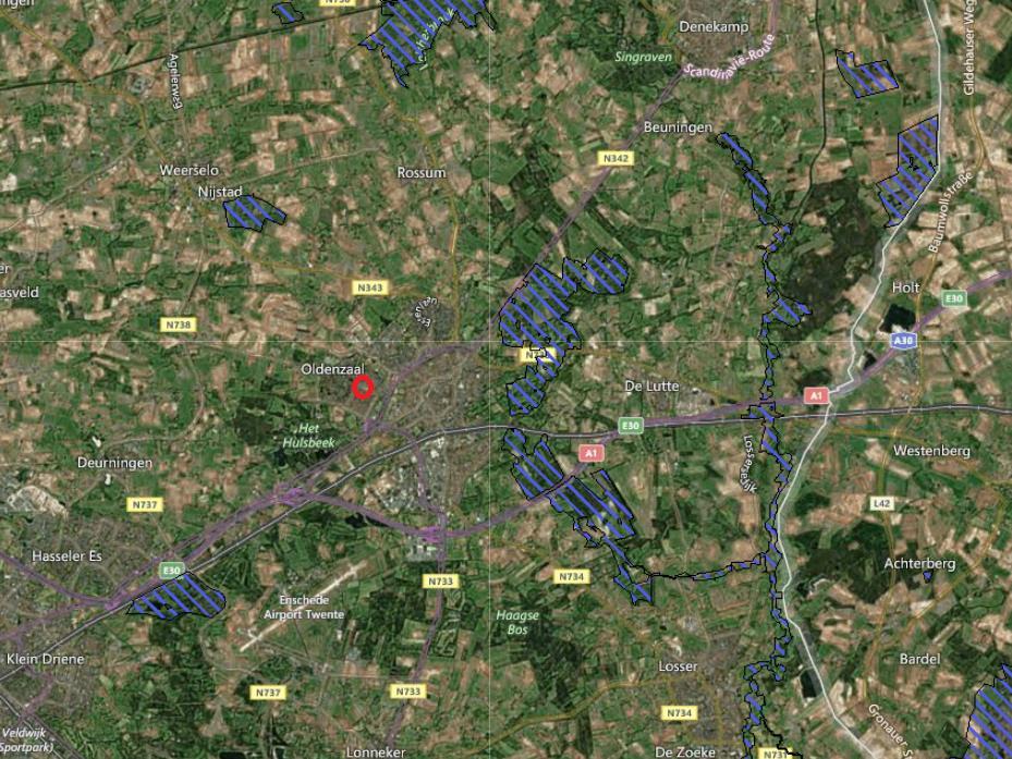 Globale ligging van het plangebied (rood omkaderd) ten opzichte van Natura 2000-gebieden (blauw gearceerd). Bron: Natura 2000 Network viewer. Bewerking: SAB. 3.2.2 Natuurnetwerk Nederland Het plangebied ligt niet binnen Natuurnetwerk Nederland (zie navolgende afbeelding).