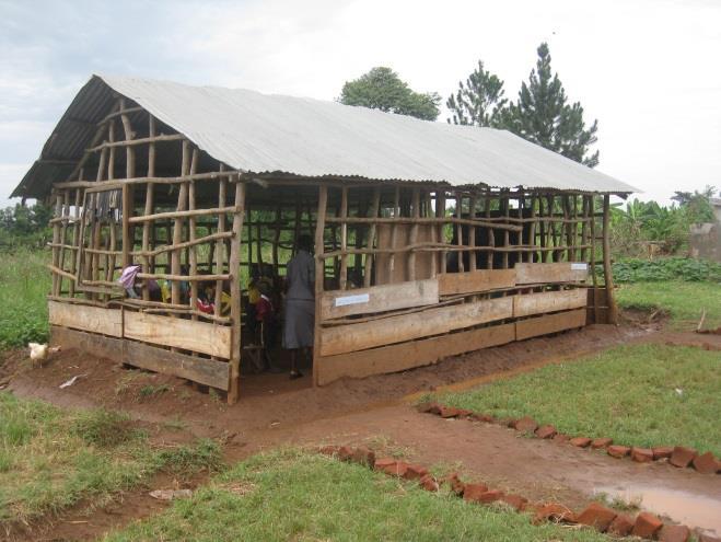 eisen. Veel schoolgebouwen, zoals in de foto s hieronder uitgebeeld, zijn geen uitzondering in Oeganda.