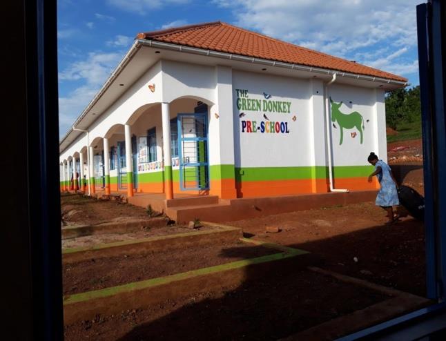 Inmiddels hebben wij samen met onze lokale partner Mazima een nieuwe kleuterschool gebouwd (zie de foto s hieronder) en willen wij