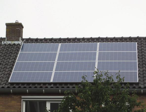 61 woningen voorzien van 527 panelen van 240 WP per stuk 126,6 kwh Het is heel goed gegaan. De meter loopt nu terug als het zonnetje schijnt, een mooi gezicht.