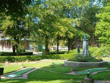 Spa DE MINIATUURGOLF, gelegen in het hart van het Parc de Sept Heures zal groot en klein plezieren.