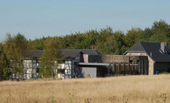 HET DOMEIN VAN BERINZENNE, gelegen aan de voet van de Venen van Malchamps, strekt zich uit over 17 hectare.