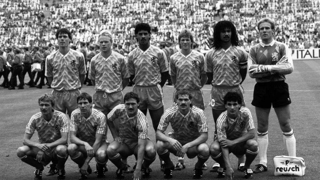 foto 3 Het Nederlands elftal (1988): bron 20 Een politieke tekening (1988): Toelichting Op het vlaggetje staat: democratie en vrijheid.