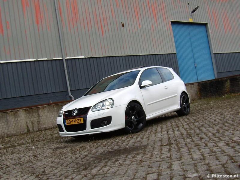 Jan Westerhof 28 augustus 2007 Gaaf jubileumfeest Een Porsche Cayenne Turbo, een Bentley Continental GT of een Audi RS4: auto s die de witte schicht die op de redactie logeerde prima kan bijhouden.