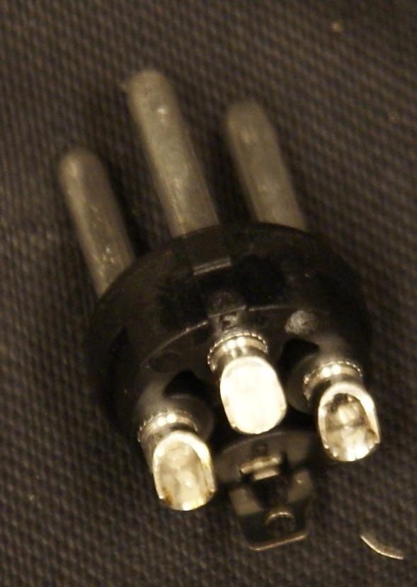 soldeerbout, de kabel, de tin en de connector vasthouden.