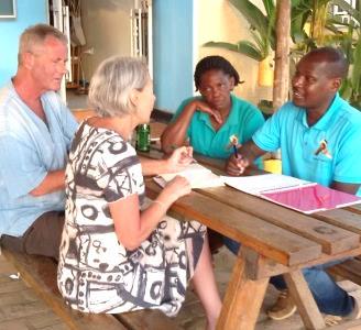 Samen met nurse Kakande voert hij het oogzorgprogramma in Ndegeya uit. Henry onze chauffeur, die ons tijdens de werkbezoeken overal naar toe brengt.