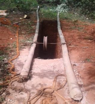 * We hebben de onlangs gebouwde latrines bekeken én eveneens de plaatsen waar nog geen latrine aanwezig is, onder andere bij de kerk waar Apollo en Jane en hun beider gezinnen naar toe gaan.