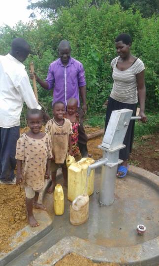 De werkzaamheden zijn inmiddels in volle gang * De mensen in Ndegeya zijn erg blij met de 10 waterpompen die er inmiddels al geplaatst zijn.