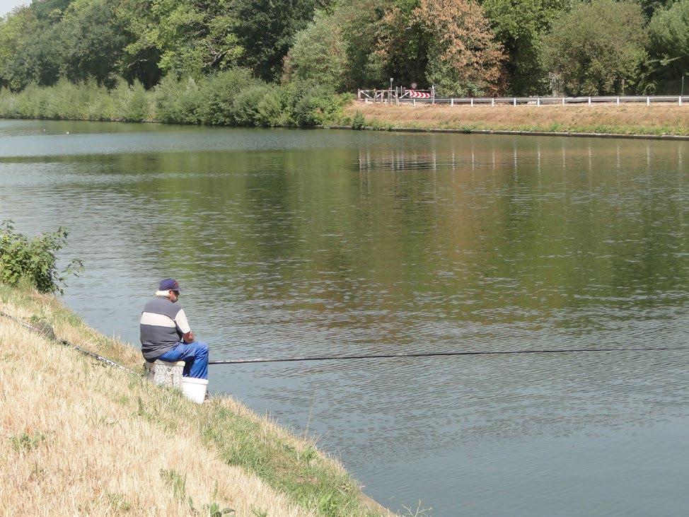 Er zijn tal van watersportverenigingen: roeiverenigingen, kanoclubs, jachthavens, campings, Op verschillende plaatsen zijn aanlegsteigers.