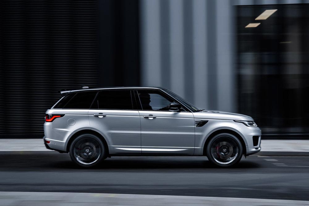 13 februari 2019, 08:59 (CET) Land Rover presenteert Range Rover Sport HST met mild-hybride zes-in-lijn benzinemotor voor verfijning én prestaties De Range Rover Sport combineert moeiteloos zijn